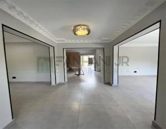 Imagem Casa Comercial para Locação em Jardim Paulista, São Paulo-SP: 8 Salas, 4 Banheiros, 10 Vagas de Garagem, 550 m² de Área.