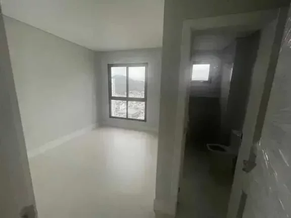 Imagem Apartamento com 4 dormitórios sendo 2 suítes, 3 vagas de garagem, no Centro de Balneário Camboriú