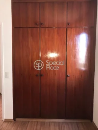 Imagem 56 metros 2 quartos Um deles possui armário embutido 2 banheiros Sacada Área de serviço Carpete d...