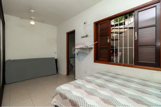 Imagem Casa com 4 dormitórios, 2 suítes, 5 banheiros, 3 vagas de garagem.