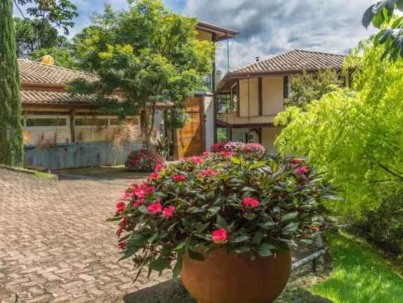 Imagem Onde a Pedra do Baú é sua Moldura Particular: Luxo e Natureza em Santo Antônio do Pinhal