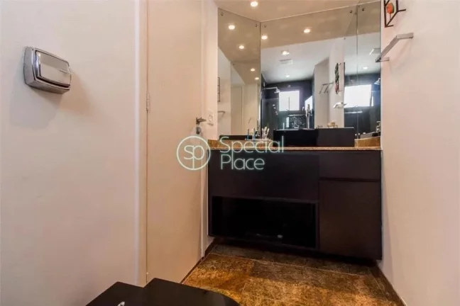 Imagem Localizado em Moema Índios, totalmente fora de rota, apartamento amplo. possui 172 metros, living c...