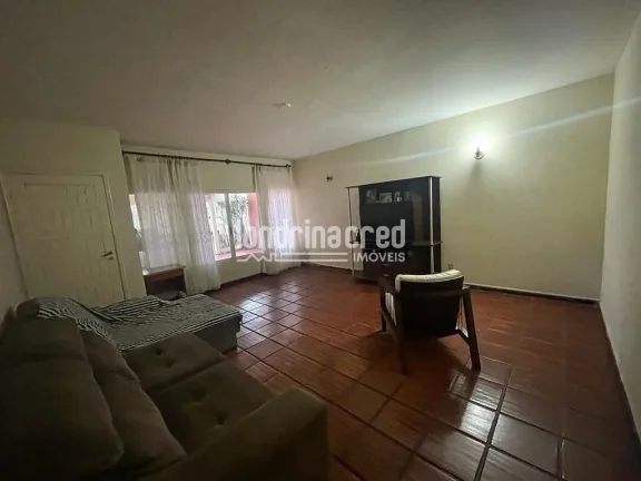 Imagem Casa na região central de Londrina, ideal para moradia, comércio ou investimento, com 390m² de terreno, 280m² construídos, 3 quartos, suíte e 2 vagas.