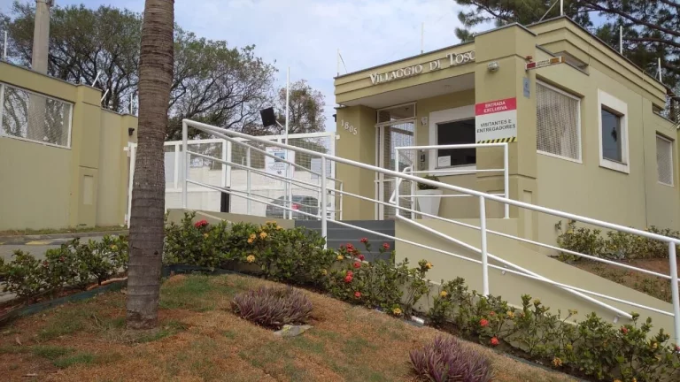 2 dormitÃ³rios, banheiro social, sala, cozinha e lavanderia. 01 vaga de garagem, portaria 24horas, Ã...