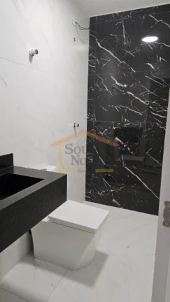 Imagem Sobrado com 3 dormitórios, sendo 1 suíte, lavabo, 2 banheiros e garagem para 2 veículos. Os ambie...