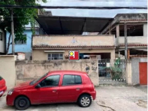 Vendo casa em Olaria, ótima rua, excelente ponto, preço baixinho, 210m² de terreno e 117m² construídos, piso cerâmica, comércio próximo .