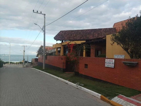 Imagem Casa na Praia com 5 Vagas de Garagem, frente mar , em Balneário Piçarras, Santa Catarina