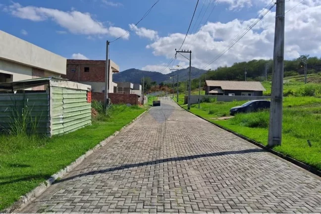 Imagem Terreno plano dentro de condomínio fechado.