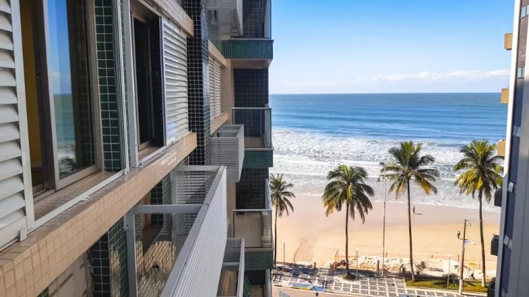 Imagem Astúrias, frente mar, vista lateral, 3 dormitórios e 1 vaga.