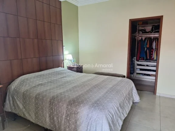 Imagem Belo sobrado em estilo colonial localizado em rua tranquila no Loteamento Caminhos de San Conrado. N...