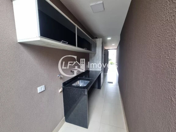 Imagem Impecável casa à venda em Campo Grande-MS, na Vila Jacy: 3 suítes, 2 salas, 4 banheiros, 5 vagas de garagem, 162,76 m² de área.