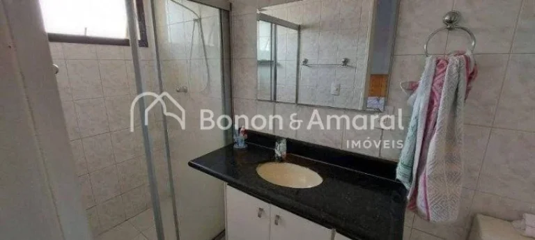 Imagem Apartamento com três quartos, incluindo uma suíte com elegantes armários embutidos. Uma ampla sal...