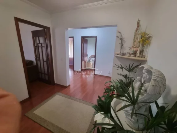 Imagem Casa de Alto Padrão 4 quartos sendo 1 suíte, 3 Banheiros, Salas espaçosas, 4 Vagas, Área Lazer com Churrasqueira, Campo Pq no Jardim Petrópolis, Ribeirão Pires-SP