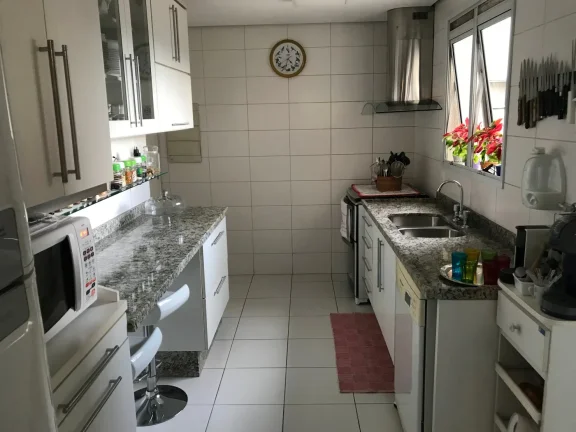 Imagem Apartamento 133 M², 3Q, 3 Suítes, 5 Banheiros, 3 Vagas, Varanda, Lavabo, Piscina, Quadra de tênis, Academia, Sauna, Salão de Festas e Salão de Jogos.