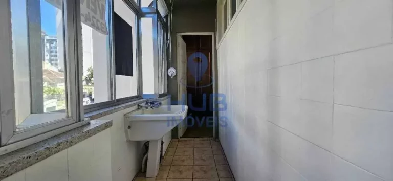 Imagem Apartamento semi mobiliado com 4 dormitórios sendo 1 demi suíte e 1 vaga no Centro de Florianópolis