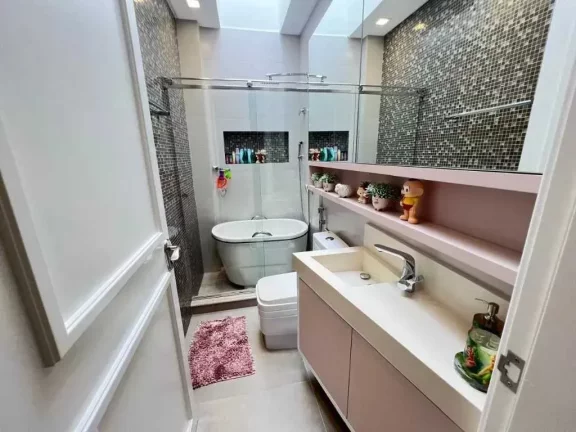 Imagem Casa de alto padrão em condomínio fechado com 5 suítes e 4 vagas de garagem em Itajaí