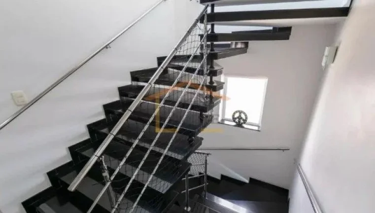Imagem Casa de condomÃ­nio, com 3 dormitÃ³rios, sendo 3 suÃ­tes, 5 banheiros, possui amplos ambientes, armÃ...