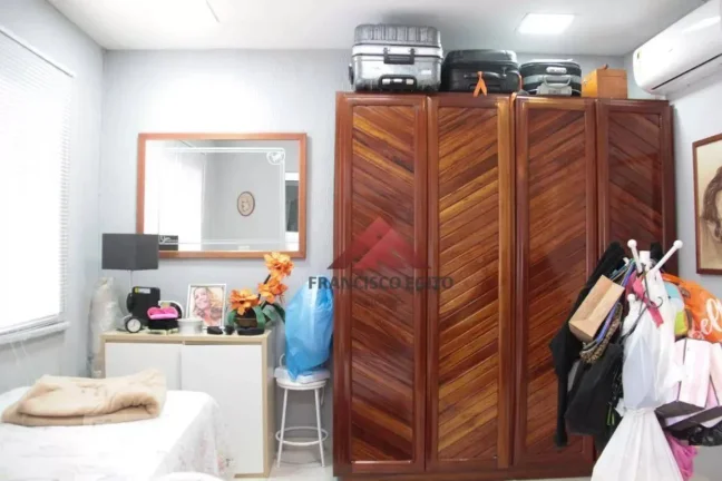 Imagem Casa Triplex, 4 qtos, 2 stes, 4 vagas