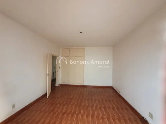 Imagem A casa contém 158 m² de área construída em um terreno de 250 m², oferece um espaço ideal para ...
