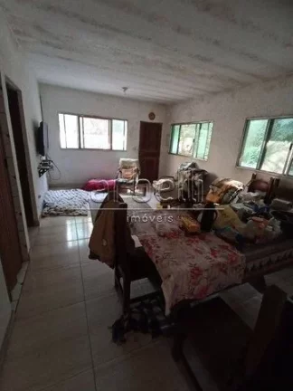 Imagem Sitio com duas casas, a primeira casa de tijolinho tem janelas de alumínio, churrasqueira, varanda ...