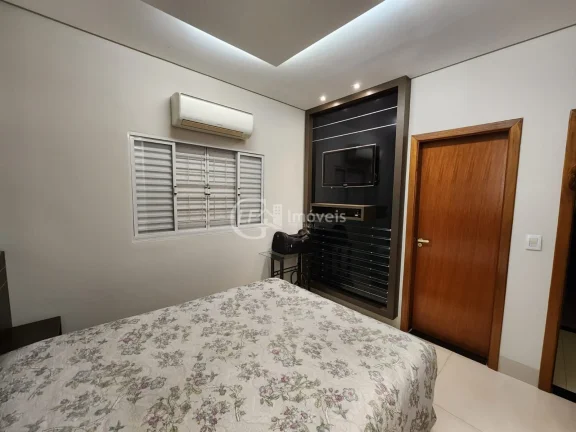 Imagem Casa à venda em Campo Grande-MS, bairro Amambaí: 3 quartos, 2 suítes, 3 salas, 2 banheiros, 3 vagas de garagem, 260m² de área.