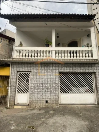 Imagem Sobrado com 2 dormitórios, sendo 1 suíte, sala, banheiros, copa, cozinha, lavanderia, terraço, qu...