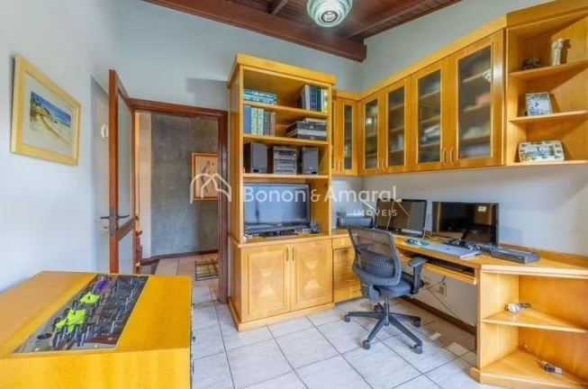 Imagem Esta charmosa residência, situada em um condomínio fechado em Valinhos/SP, oferece 1.000 m² de te...