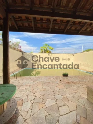 Casa grande com piscina e sustentabilidade.