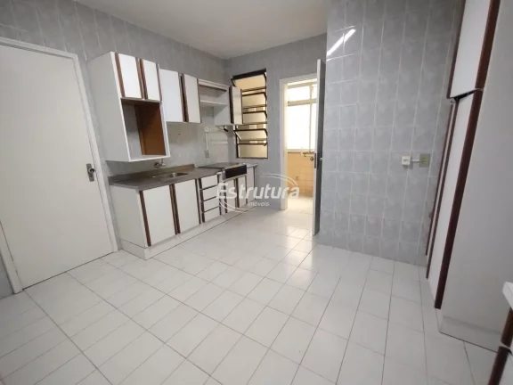 Apartamento de 3 dormitórios, mais dependência, no centro.