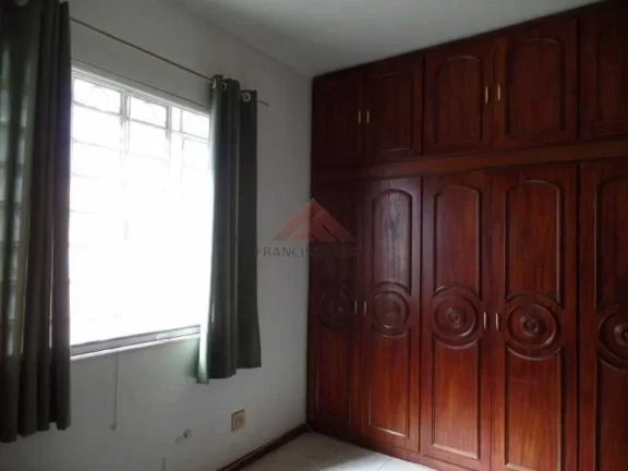 Imagem Casa linear, próxima a Rua Rui Barbosa, local tranquilo, pintura nova, toda murada com portão de garagem automatizada, varanda, sala 2 ambientes, pla