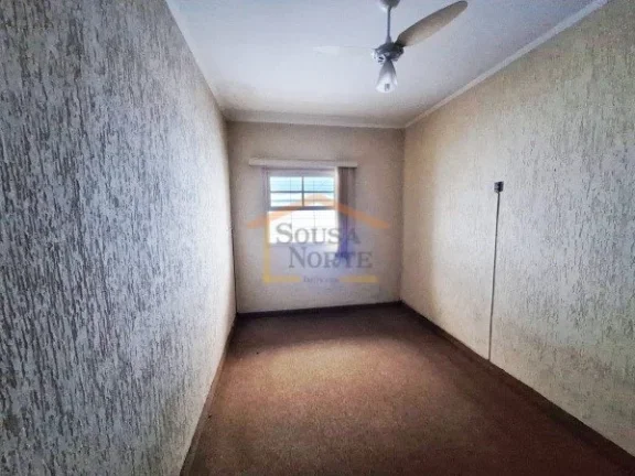 Imagem Casa térrea, 131m², 3 dormitórios, sala de TV, banheiro, lavanderia, armários nos dormitórios e...
