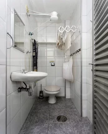 Imagem Apartamento amplo com piso de tacos, living para 02 ambientes, lavabo, 04 dormitórios sendo 01 suí...