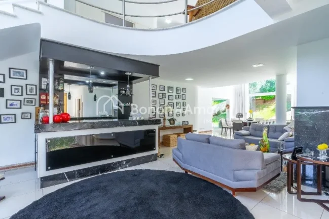 Imagem Aproveite a oportunidade de viver em uma casa encantadora, projetada por um arquiteto de renome, Aqu...