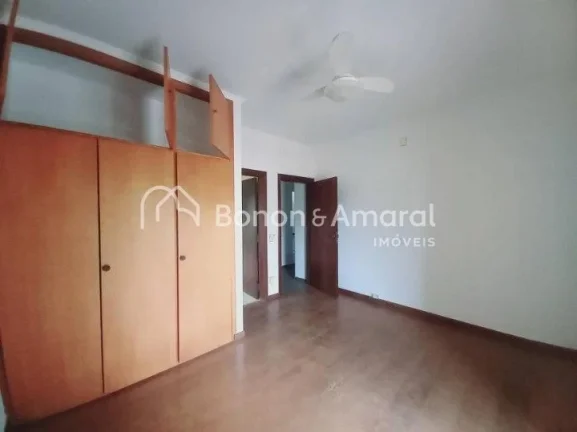 Imagem Oportunidade de negócio! Espaçoso sobrado com 5 quartos sendo 4 suítes, escritório, 7 banheiros,...