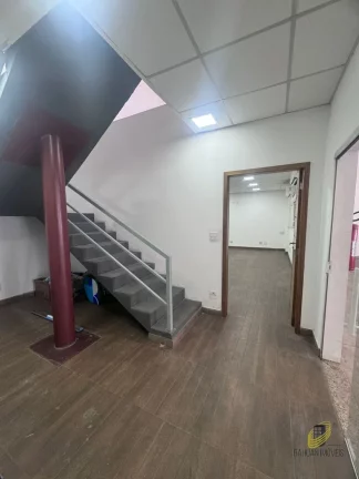 Imagem Galpão Comercial de Alto Padrão em Cotia-SP 2 Salas, 4 Banheiros, 527m² Venda ou Locação no Jardim Santa Paula
