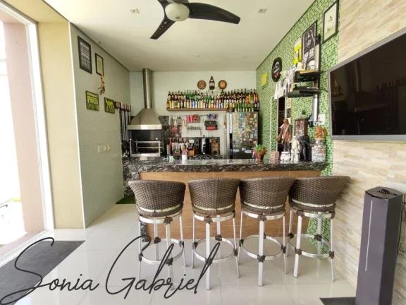Casa de luxo em condomínio exclusivo em Vinhedo-SP: 3 quartos, 3 suítes, 3 salas, 6 banheiros, 5 vagas, 408 m². Venha conferir!