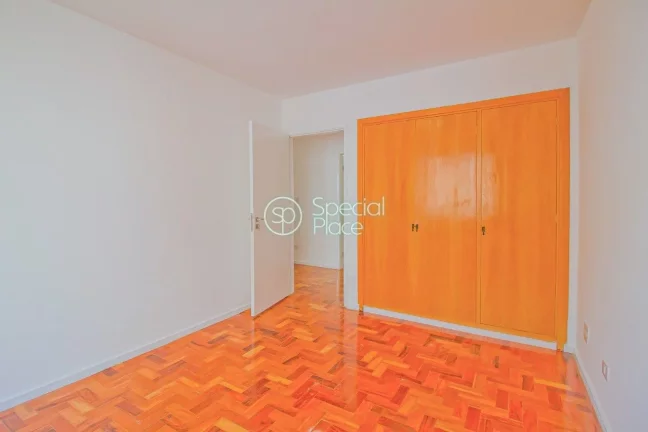 Imagem Apartamento com 3 dormitórios ( 1 suíte ) e 1 vaga na garagem. Amplo living para 3 ambientes e com...