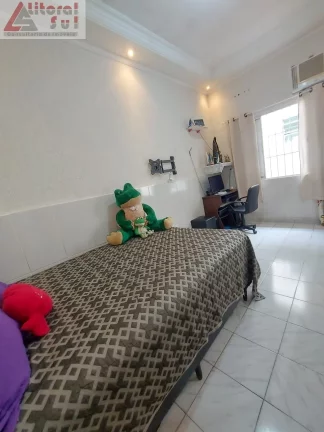 Imagem Imóvel Espaçoso e Aconchegante com 2 Quartos e 2 Vagas de Garagem em Ocian, Praia Grande-SP - Confira!