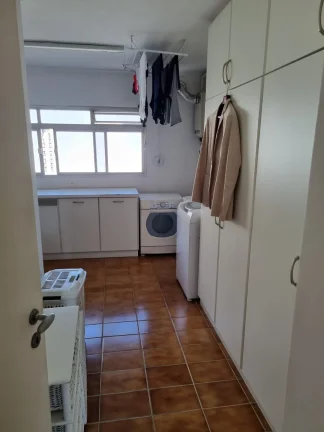 Imagem Linda cobertura de 321M² com 3 quartos e 2 suítes. Armários, varandas, ampla sala.