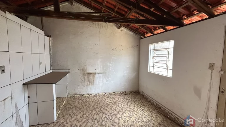 Imagem Terreno de esquina com casa antiga à venda no Bairro São Francisco — Excelente localização em Patos de Minas