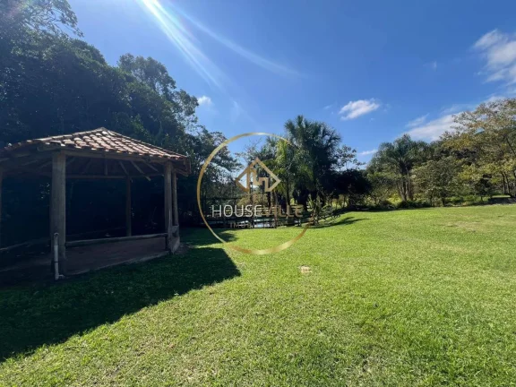 Imagem Chácara em Jacareí, 3 Casas (Sendo 10 Dormitórios), 108.900m².