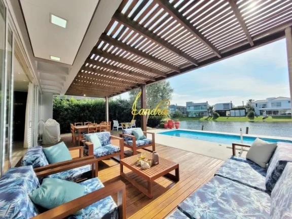 Imagem Casa condomínio com 05 suites e piscina aquecida