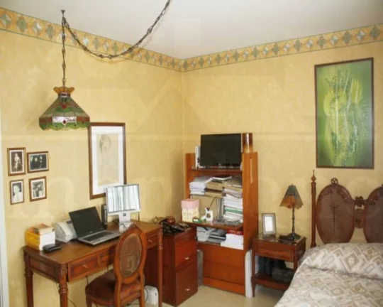 Imagem Apartamento com living amplo com janelas grandes, piso de carpete, 03 dormitórios com armários, co...