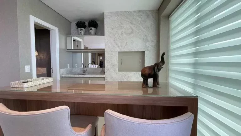 Imagem Apartamento mobiliado com 2 suítes, 2 demi-suítes e 3 vagas de garagem em Balneário Camboriú