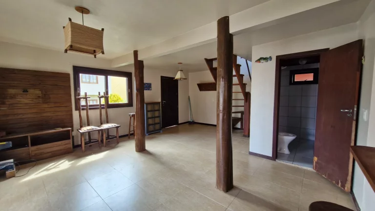 Imagem Duas casas à venda na Praia da Ferrugem, Garopaba. Vista para a lagoa, 260m² de terreno, documentação ok e ótima localização.