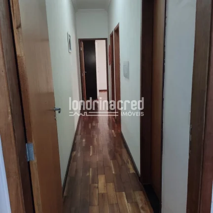 Imagem Linda casa no Jardim San Fernando: 3 dormitórios (1 suíte), cozinha planejada, churrasqueira, 2 vagas de garagem, 180m² de terreno e 117m² de área útil.