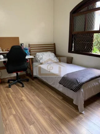 Imagem Charmosa, casa praticamente térrea, 3 suítes, 3 vagas *escritório