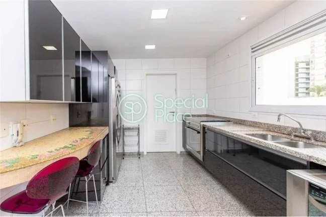 Imagem Apartamento impecável. São 26m² de área privativa, 4 dormitórios ( 3 suítes) e 5 vagas na gara...