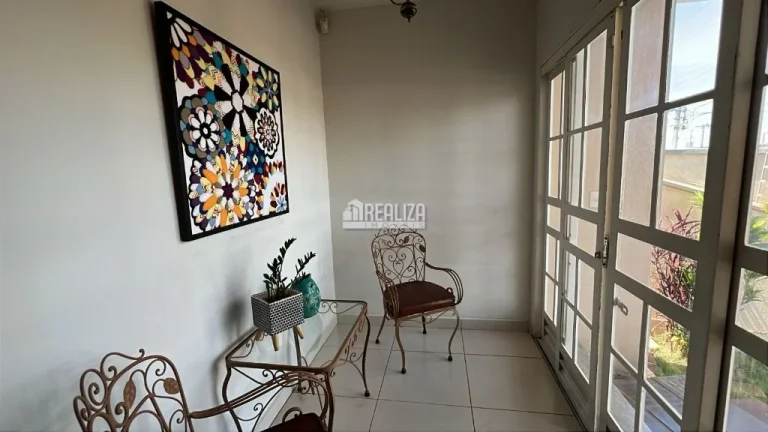 Imagem Casa à venda no bairro Vila Olímpica, Uberaba - 3 dormitórios, suíte, sacada e quintal!
