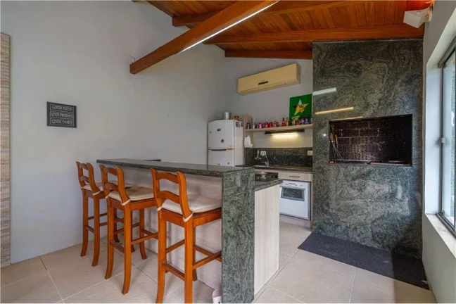 Imagem Casa com 4 Quartos à Venda, 300 m² em Jardim Lindóia - Porto Alegre